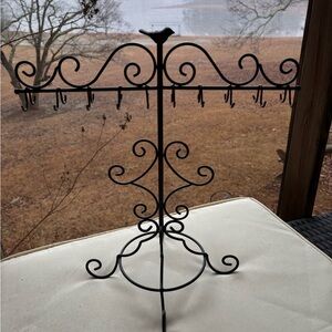 Metal necklace holder